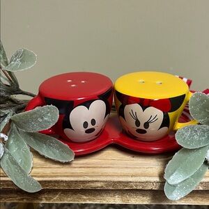 Disney Parks Mickey/Minnie Mini Tea cup Salt& Pepper Shakers